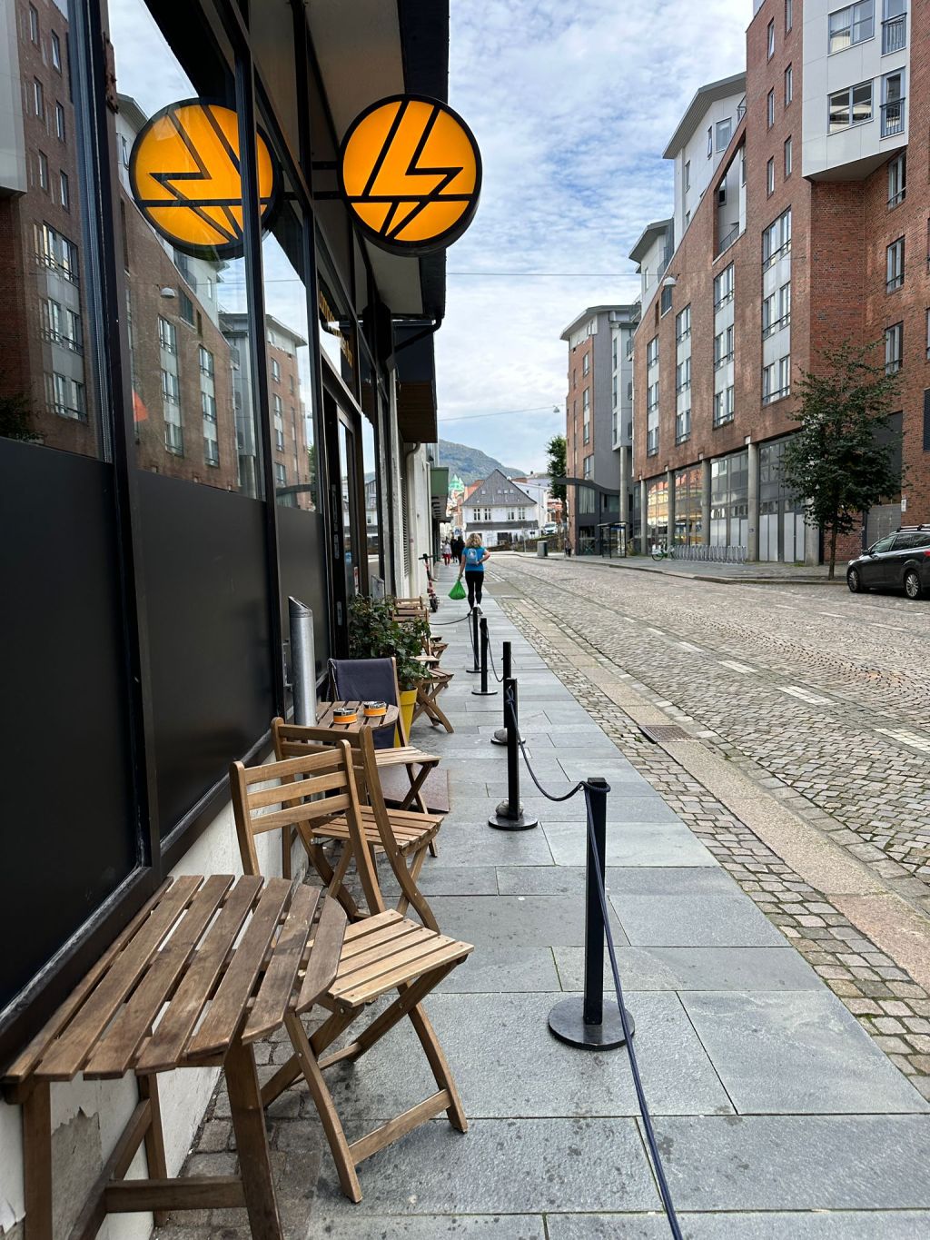 MAIS VALE UMA CADEIRA NO CHÃO DO QUE DUAS&nbsp;VOANDO